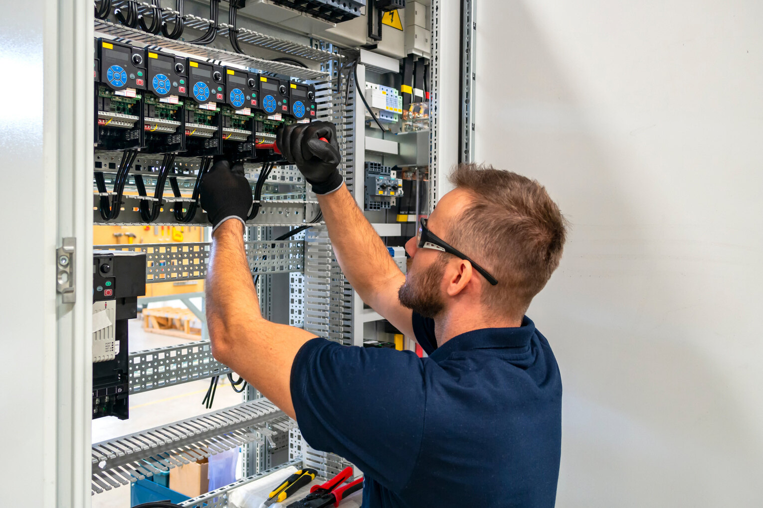 Techniker bei Arbeiten an einem Schaltschrank